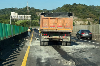 台62線嚴重車禍！砂石車「猛吻」前車　駕駛受傷送醫