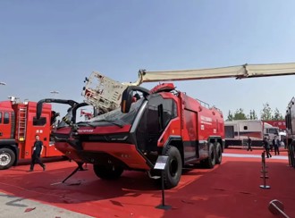 消防展出事了！ 雲梯車臂突斷裂「3千8百萬」美洲豹遭砸毀