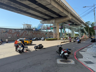 三重驚傳驚險車禍！26歲女駕駛闖紅燈　猛撞2機車釀2傷