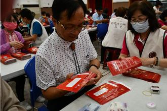 重陽節大紅包！彰化市發73里敬老金 動員數百人點鈔裝袋