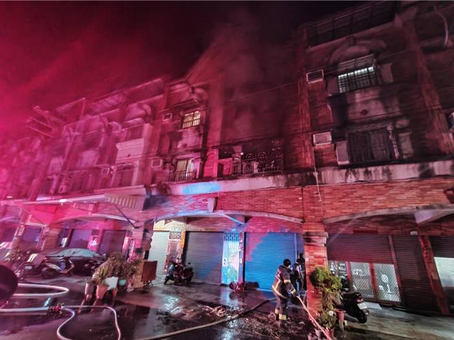 大寮一户透天厝发生火警。（读者提供／高雄洪靖宜传真）