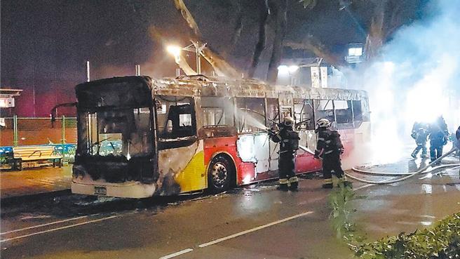 台北市一辆电动公车6月16日晚间于敦化北路、民生东路口时，因不明原因起火燃烧；目击者指出，电动公车在起火前，仍有乘客上车，司机先是察觉电动公车异常，立刻请乘客下车，随后就起火。（民眾提供）