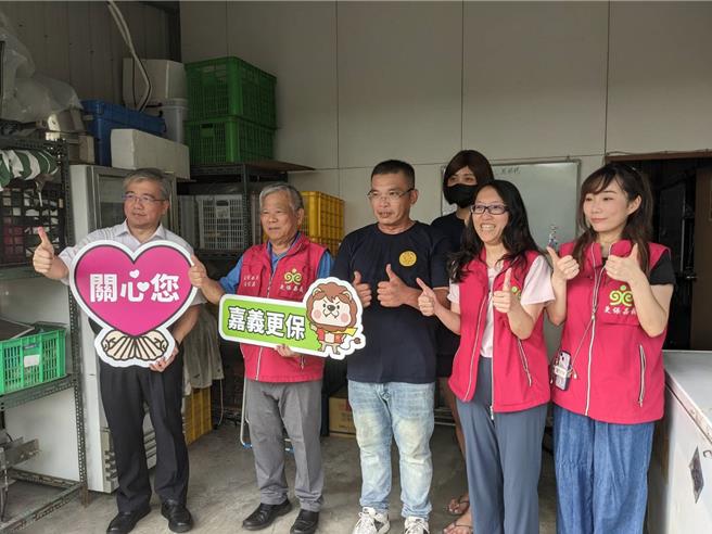 嘉义地检署检察长蔡宗熙与更生保护会主委黄俊森率团队前往关心阿庆的更生之路。（嘉检提供／廖素慧嘉市传真）