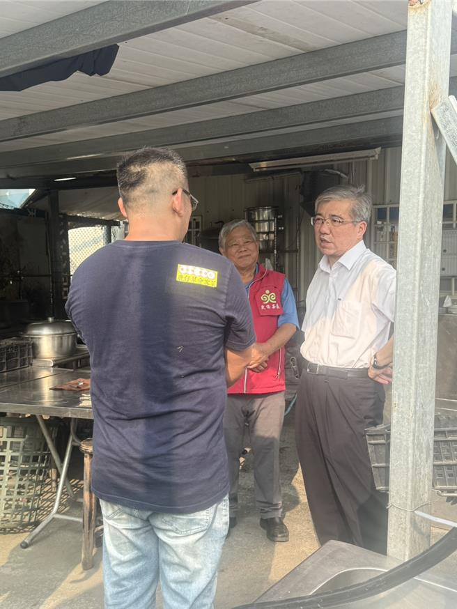 嘉义地检署检察长蔡宗熙与更生保护会主委黄俊森关心阿庆经营会客菜谋生情形。（嘉检提供／廖素慧嘉市传真）