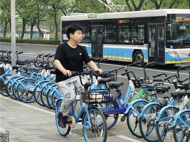 大陆共享单车近期屡传出现骑行中突然自动锁车状况，已导致北上广多地多人受伤，相关讨论也登上微博热搜。（新华社）