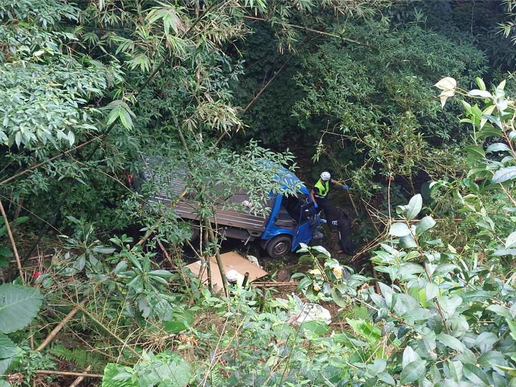 新北市坪林苦苓腳山區小貨車翻落山坡，消防人員到場救援。（新北市消防局提供）