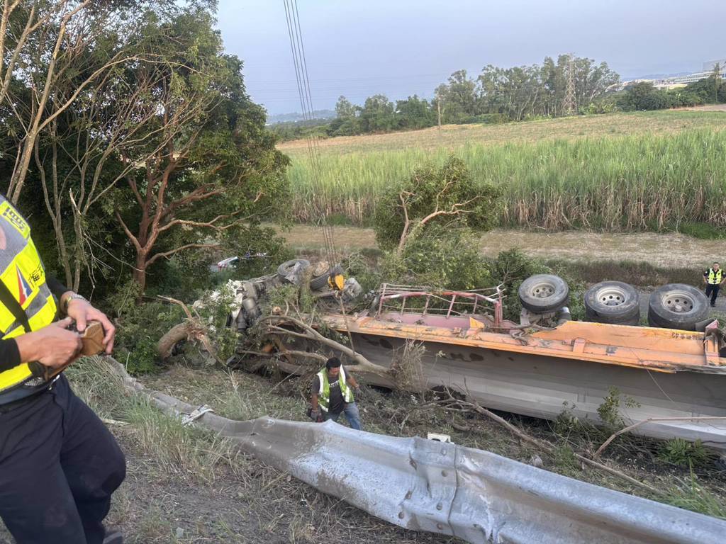 國道3號北上340公里善化路段，今（17）日發生一起驚險事故。一輛營業半聯結車行駛中疑似因爆胎失控，猛烈撞擊外側護欄後，當場翻落邊坡。（圖／簡銘柱翻攝）