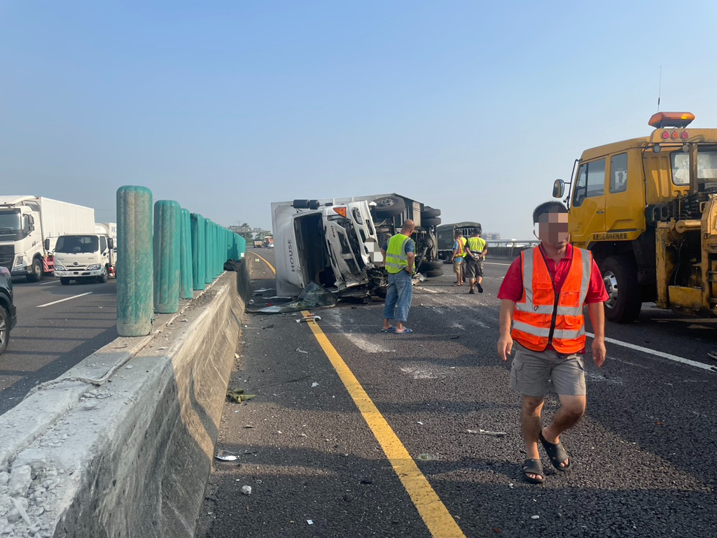 國道3號烏日路段今（17）日下午發生一起驚險事故。（圖／簡銘柱翻攝）