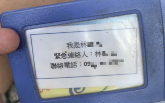 尿布阿公街頭坐石階上好無助 鷹眼警靠「這一物」幫找回家路