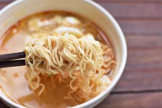 累犯先罰100萬 連假入境注意 「肉類小零食」泡麵藏雷