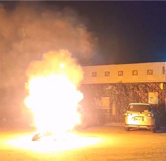 澎湖电动二轮车突自燃烧成火球   外劳惊吓跳车险遭波及