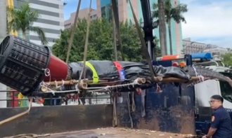 立法院惊现「2公尺活巨鱷」衝大门！震撼画面曝光