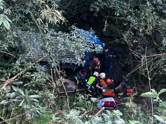 快訊》坪林小貨車翻落12米深峽谷　72歲茶農受困駕駛座