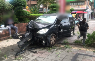 驚悚車禍！64歲駕駛「身體不適」失控　撞斷號誌桿波及4機車