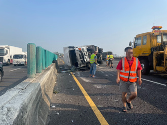 國道分心釀禍！大貨車猛撞故障小貨車　駕駛受傷送醫