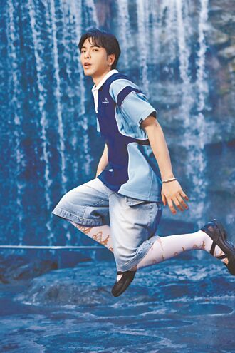 蕭敬騰獅城踩滑板〈為愛狂歡〉