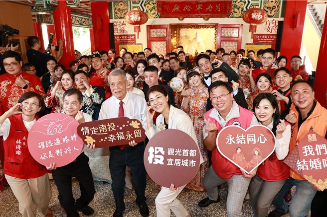 台灣要催升生育數若沒先催升結婚率似乎是空談，因此政府應該先鼓勵、獎助年輕人結婚，或許心情大好就能鼓勵增加不少的蜜月寶寶。圖為南投縣政府集團結婚。（楊靜茹攝）
