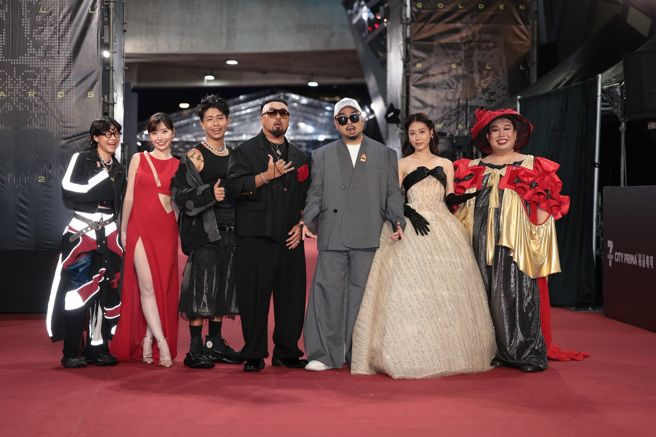 夜市王团队阿达、美丽本人、娘娘、金针菇、杰尼、盖瑞一起走红毯。(杜宜谙摄影)