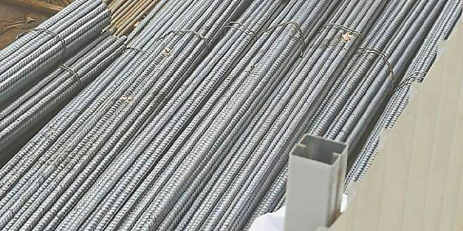 据了解，中部钢筋厂接单价已低至每吨1.56万元，南部钢筋厂更降到1.53万元，直逼近5年最低价。图／本报资料照片