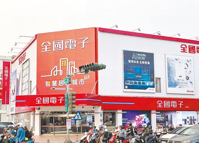 宝元快客柜进驻全国电子，全台通路合作正式展开，从智慧制造成就美好生活。图／宝元智造提供