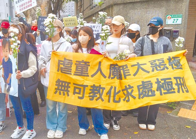 立法院16日进行《儿童托育服务法》第3次审查。图为民眾要求修法，加重虐童刑责。（本报资料照片）