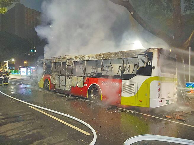 今年6月，台北市一辆电动公车在路上起火全毁，引发公车电动化政策安全疑虑。（翻摄画面）
