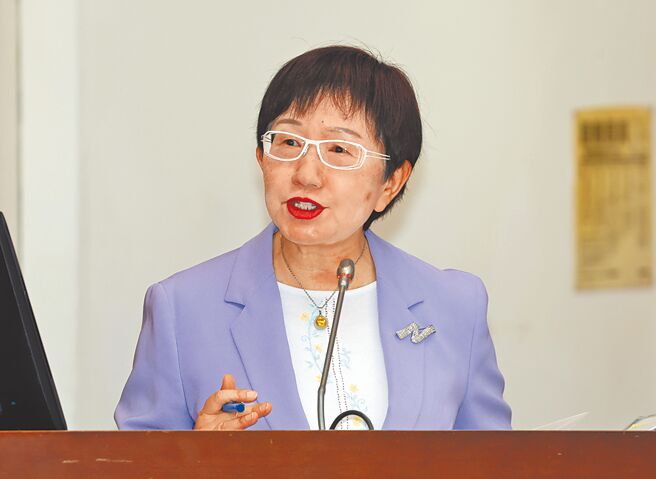 财政部长庄翠云16日表示，普发现金1万元预计11月上旬依序发放，直接入帐者将会是第1批发放。（姚志平摄）