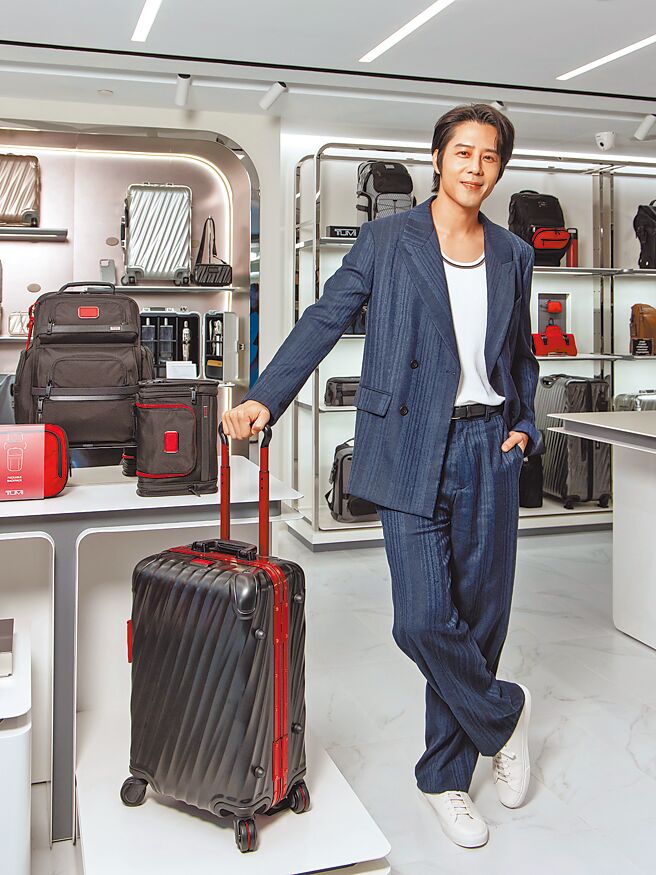胡宇威出席TUMI台北丽晶精品店开幕活动，透露自己对金钟红毯有信心。（TUMI提供）