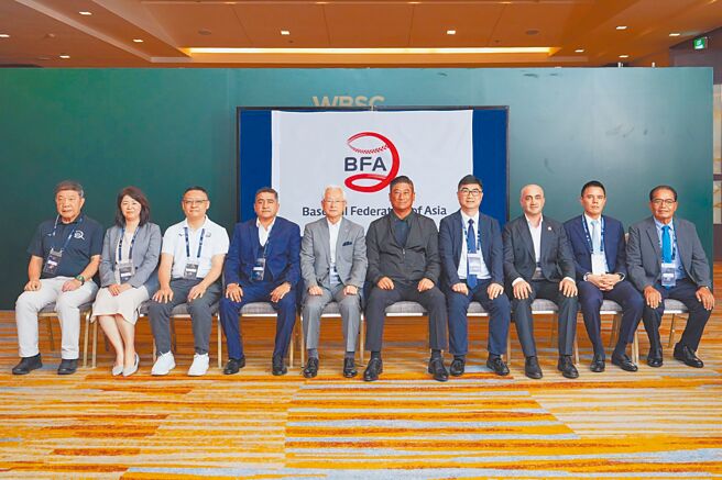 亚洲棒球总会会长辜仲谅（右五）与执行委员合照。（亚洲棒球总会提供）