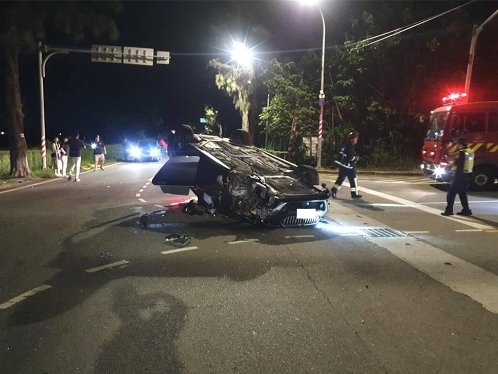 金門環島北路2段與玉環路口昨晚發生死亡車禍，肇事車輛逆向違規超車猛撞失控四輪朝天。(圖／警方提供)