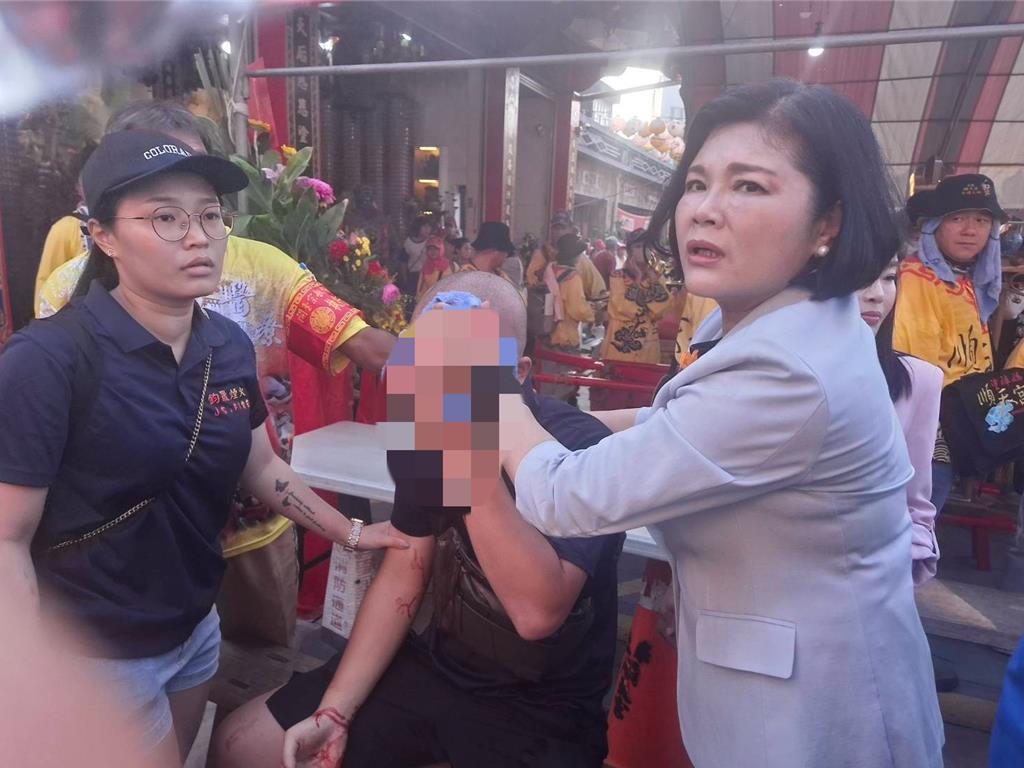 雲林縣土庫鎮順天宮今（18日）早上7點多舉辦巡香祈安賜福繞境，發生鞭炮炸傷意外，雲林縣長張麗善（左）幫患者以毛巾止血。（民眾提供）