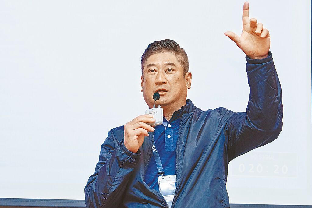 棒球》辜仲諒出席臺灣女棒聯賽閉幕 相信臺灣棒球越來越強