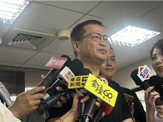 羅智強一早前往投票　笑稱幸運小物是黨證