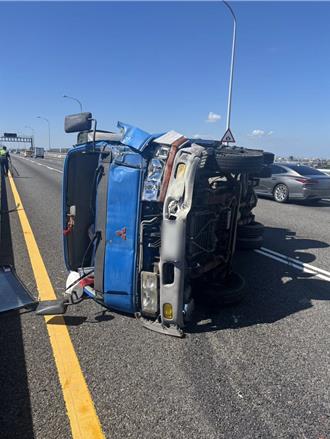 國1南下五楊高南崁段小貨車側翻 2傷送醫