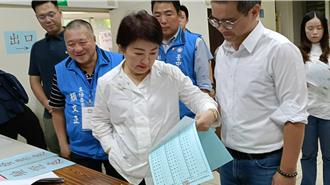 影》藍黨魁今投票  盧媽一度忘了這張票  二度進圈票處