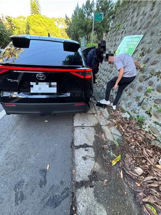 士林山區輪胎漏氣動彈不得 警靠「這1物」順利解危