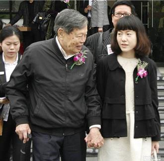楊振寧一生兩段婚姻   二婚差54歲「祖孫戀」轟動華人社會