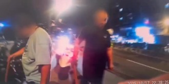 中和南勢角街頭深夜全武行！　2男抄棍、1男亮刀濺血掛彩