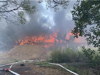 黑煙衝天！楊梅廢棄豬寮突起火　消防急出動75人灌救