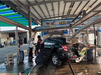 高雄仁武加油站洗車意外　駕駛誤踩油門暴衝釀一傷