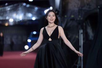 金钟60》杨小黎踉跄炸出「超凶猛双U」！戴7百万珠宝优雅走红毯