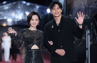 金鐘60》嚴正嵐全透視「神秘黑布露出」 正背面挖空閃亮紅毯