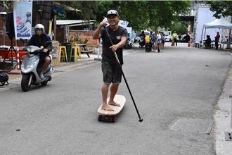 衝浪達人燃燒21年青春  打造苗栗假日之森成浪花生活島