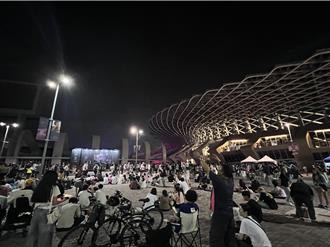 直擊》BLACKPINK演唱會場外千人聽漏音！ 自備椅子開野餐派對