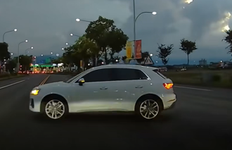 超扯鬼切！違規轎車「打橫在眼前」 他嚇壞：誰發的駕照