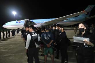 掃蕩詐騙園區！柬埔寨遣返64位電詐犯 南韓警190人押送創紀錄