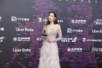 金钟60》等了27年！曾莞婷获女配角奖 哽咽献天上爸爸：我终于做到了