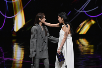 金鐘60》楊謹華柯佳嬿台上爆衝突！下秒害羞親了 全場尖叫