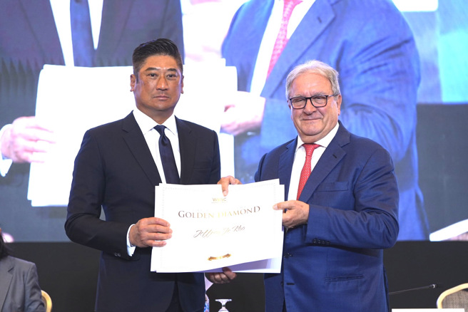 亚洲棒总会长辜仲谅（左）于WBSC会员大会获颁「金钻荣誉奖章」，表彰其推动亚洲棒球运动之贡献与成就。（亚洲棒球总会提供）