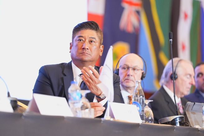 亚洲棒总会长辜仲谅（左）成功连任世界棒垒球总会执行副会长。（亚洲棒球总会提供）